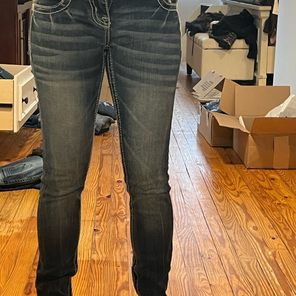 Never worn- Women's “Miss Me” Jeans-From Buckle size 24x30 (i’m 5’ reference)